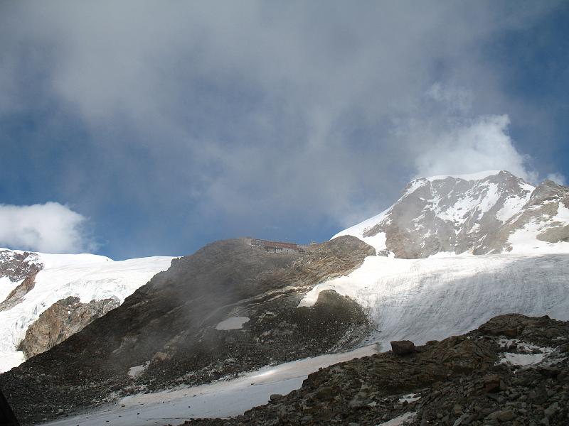 20080829_monterosa_michi 095.jpg - Gnifettihütte, rechts die Vincentpyramide, unser erstes Ziel am nächsten morgen